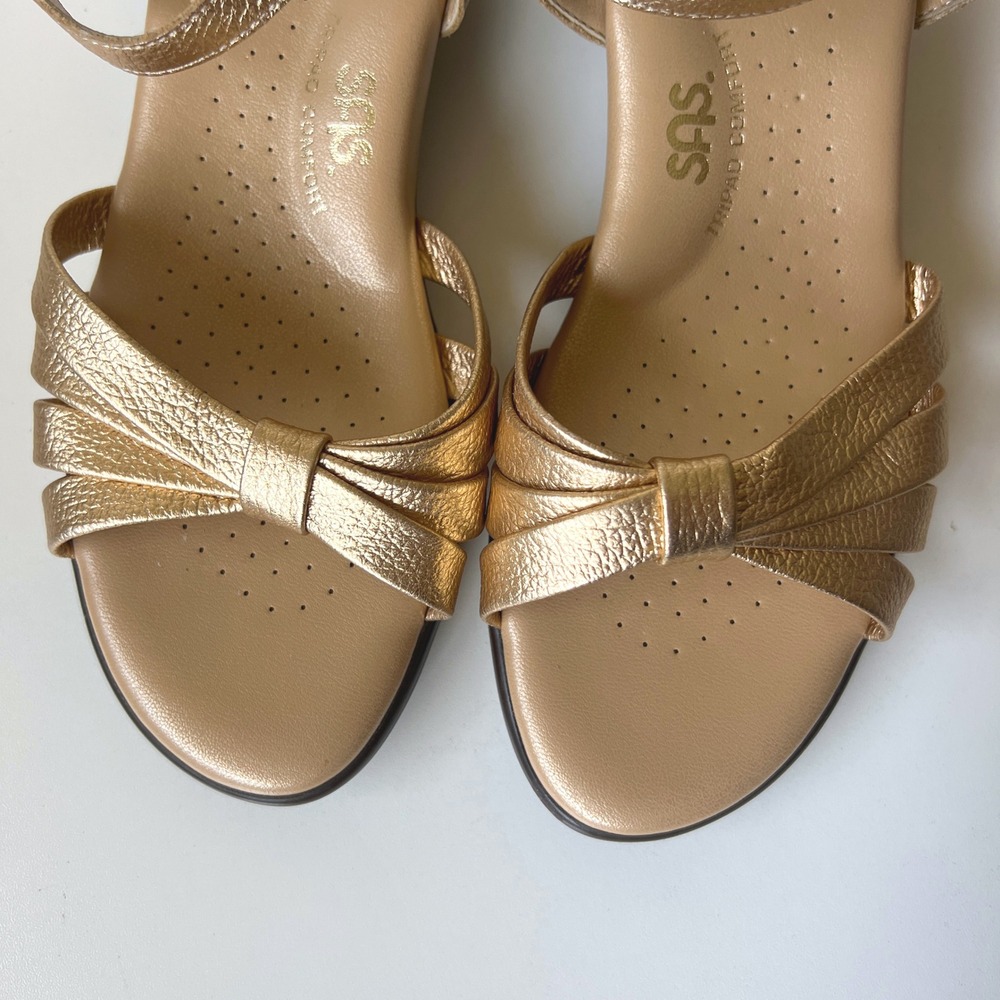 SAS Gold Metallic Leather Comfort Sandals Low Heel Women's Size 7W - Picture 2 of 10